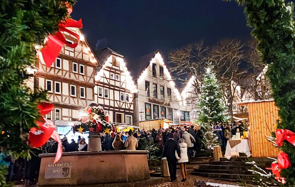 Adventsmarkt in historischer Altstadt von Wolfhagen
