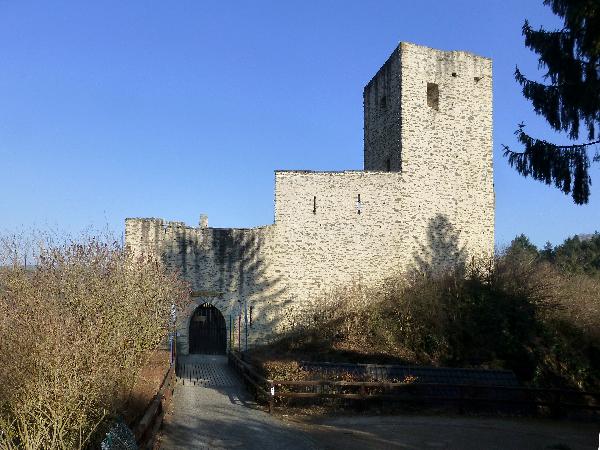 Bergfried Burg Freienfels in Weinbach