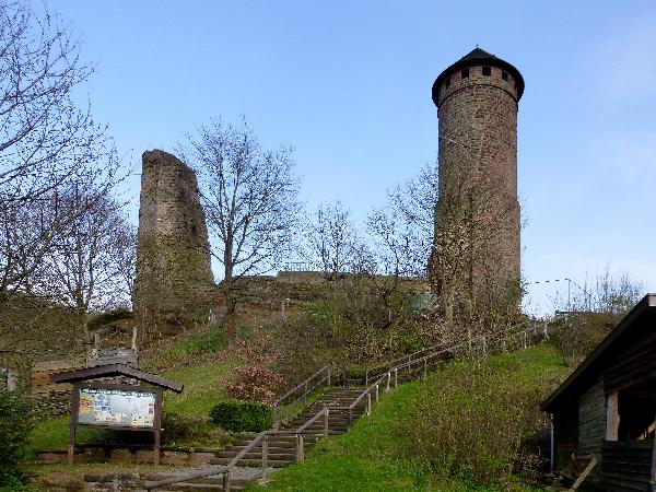 Bergfried Burg Kirkel in Kirkel