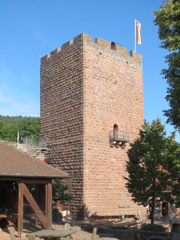 Bergfried Burg Landeck in Barbelroth