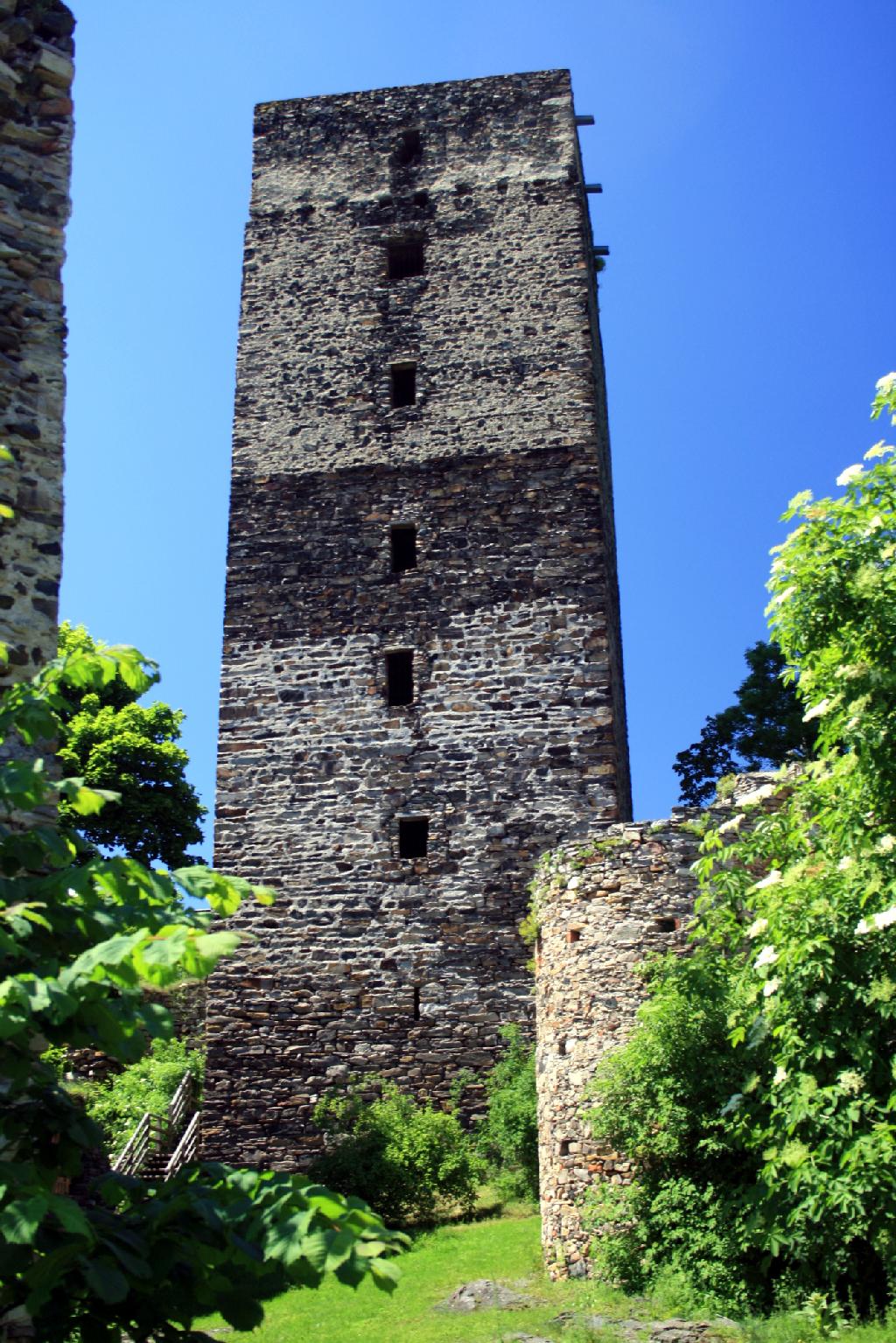 Bergfried Burg Schauenstein in Röhrenbach