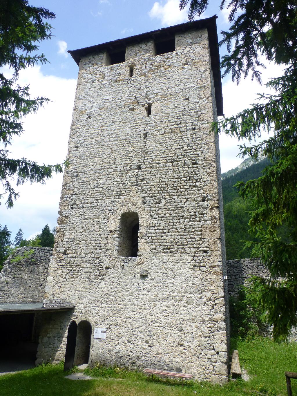 Bergfried Burgruine Khünburg in Hermagor