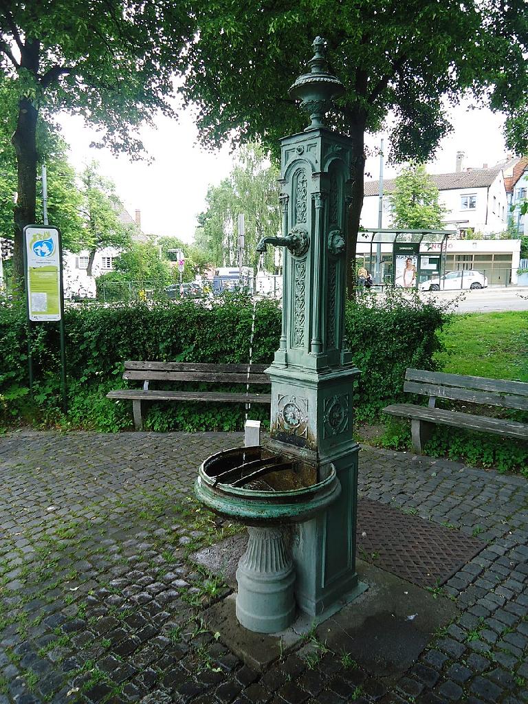 Brunnen am Bourges-Platz