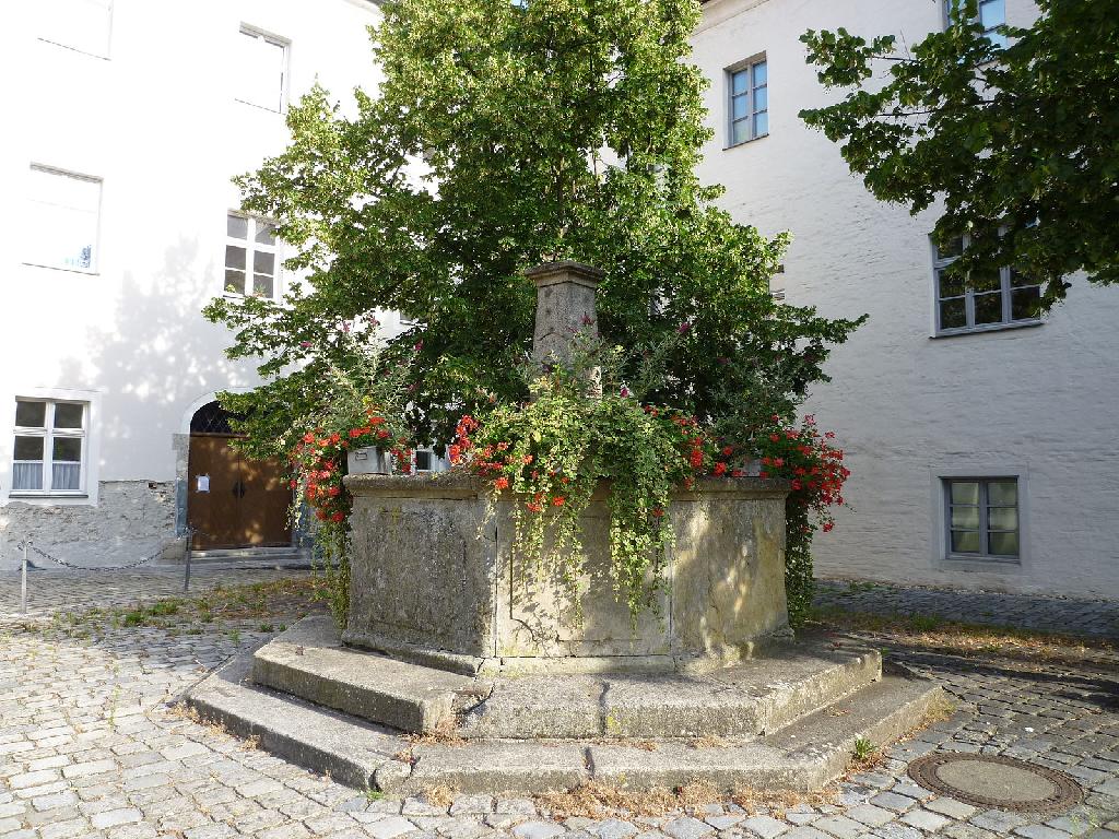 Brunnen am Herzogschloss in Straubing