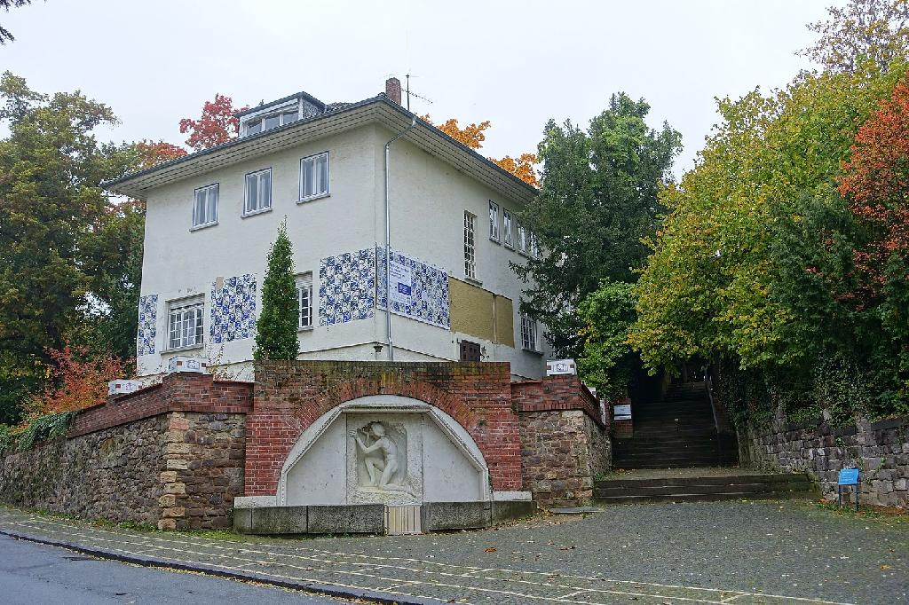 Brunnenanlage Trinkender Jüngling