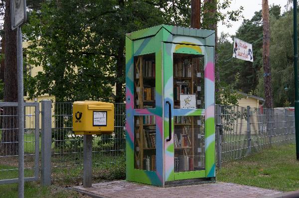 Öffentliches Bücherregal FRIDA in Borkwalde
