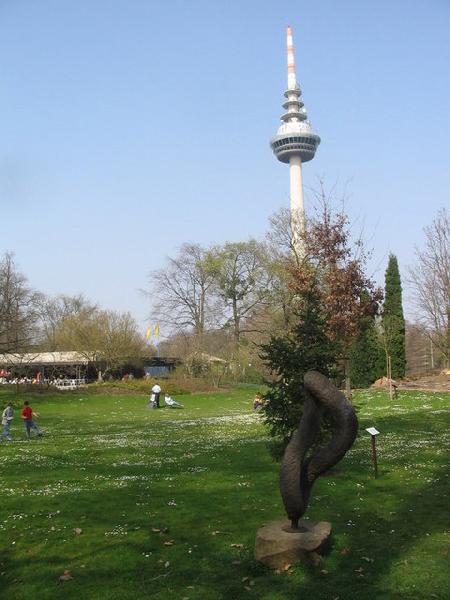 Florianturm ist ein TK-Turm und Wahrzeichen von Dortmund in