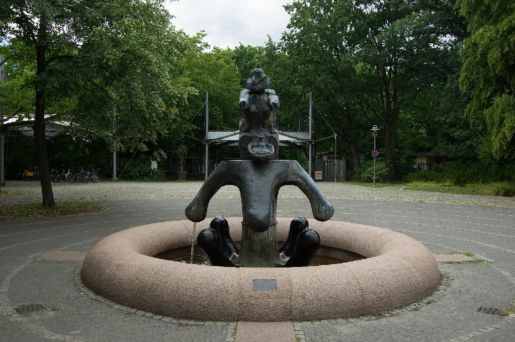 Fette Henne (Brunnen) in Berlin