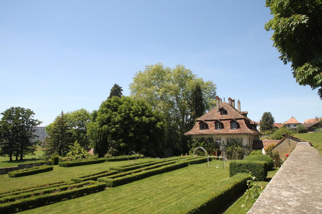 Garten von Schloss Uebewil in Düdingen