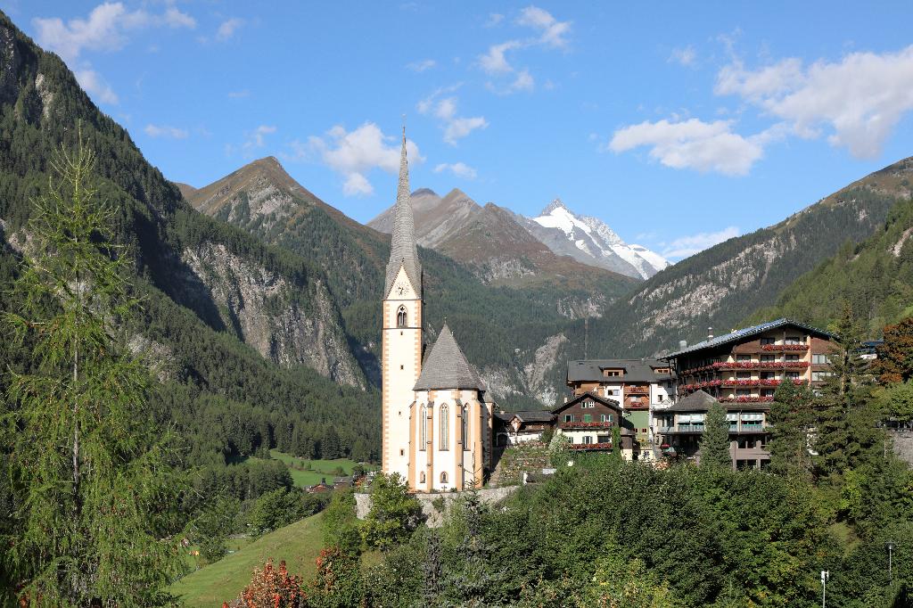 Kirche und Großglockner