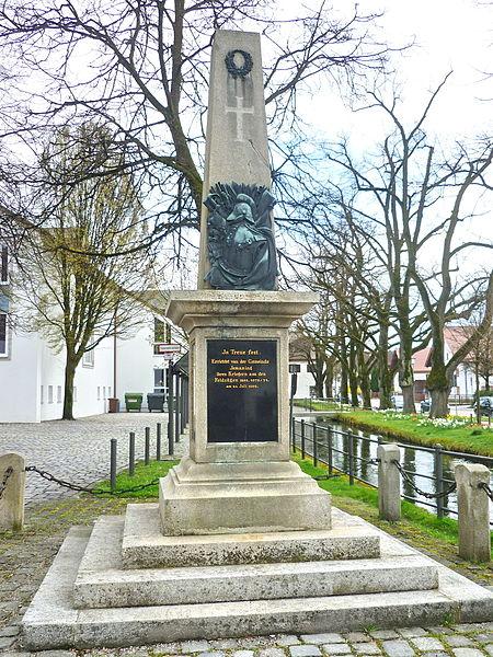 Kriegerdenkmal auf dem Kirchplatz Ismaning