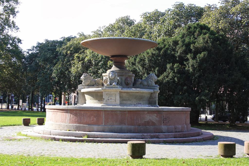 Löwenbrunnen (Darmstadt, Mathildenplatz)