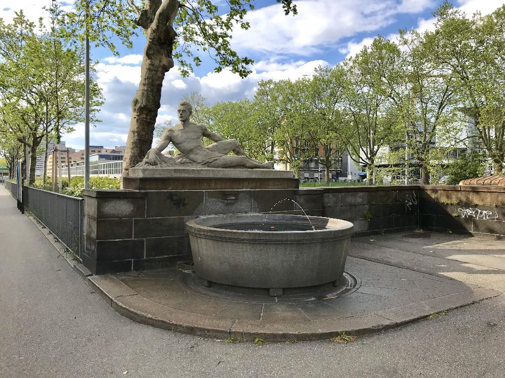 Monumentalbrunnen beim alten Bahnhof Wiedikon in Zürich