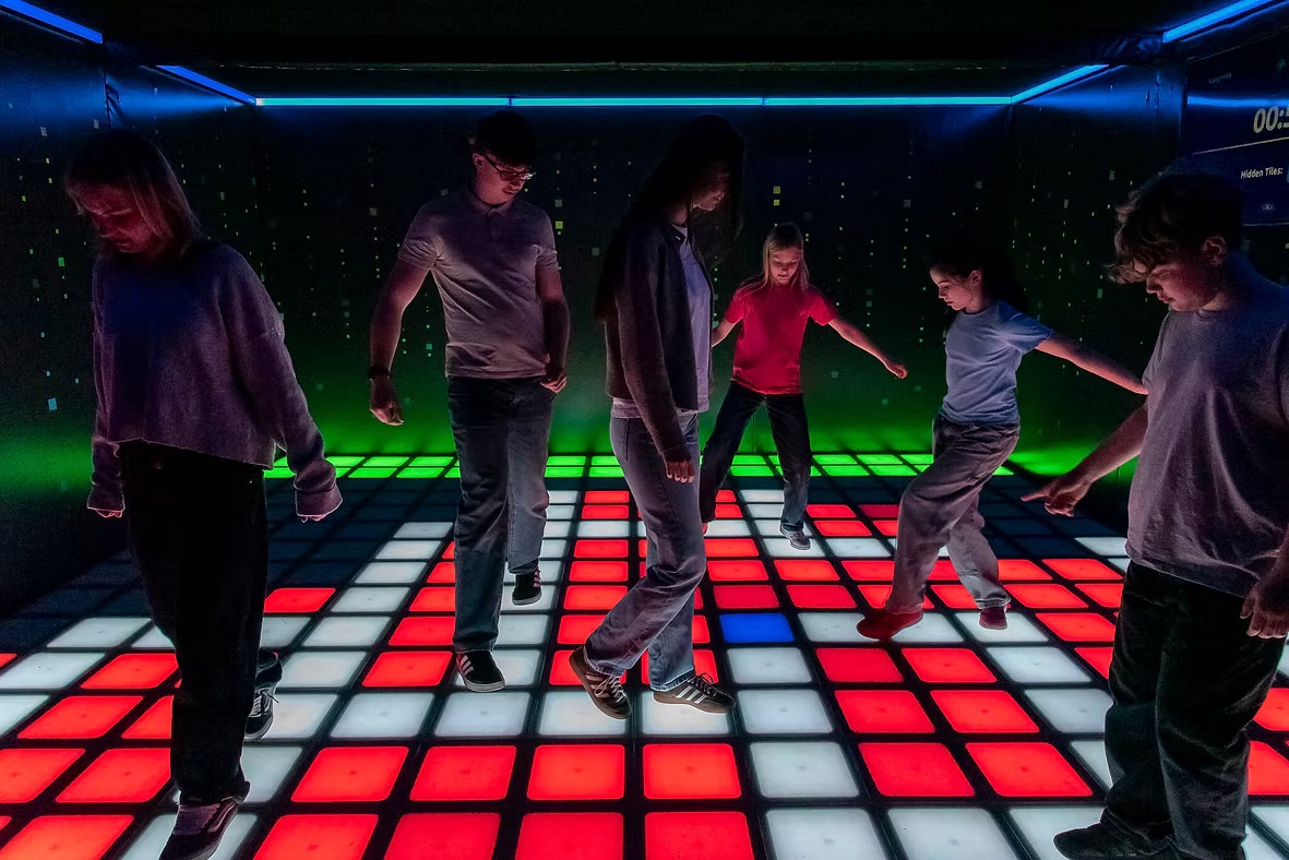 Pixel Game im rubigen center – Action auf dem interaktiven Spielfeld