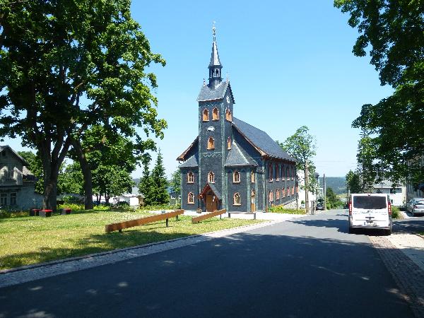 Rathauspark mit Stadtkirche in Neuhaus am Rennweg