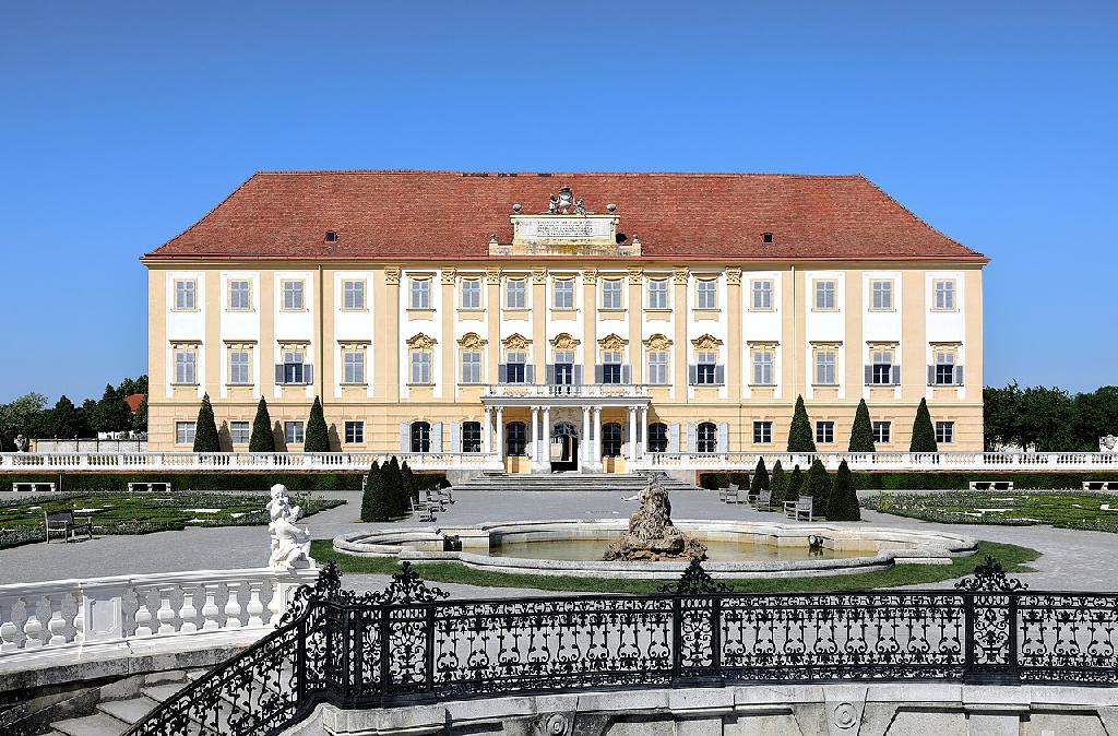 Schloss Hof in Engelhartstetten