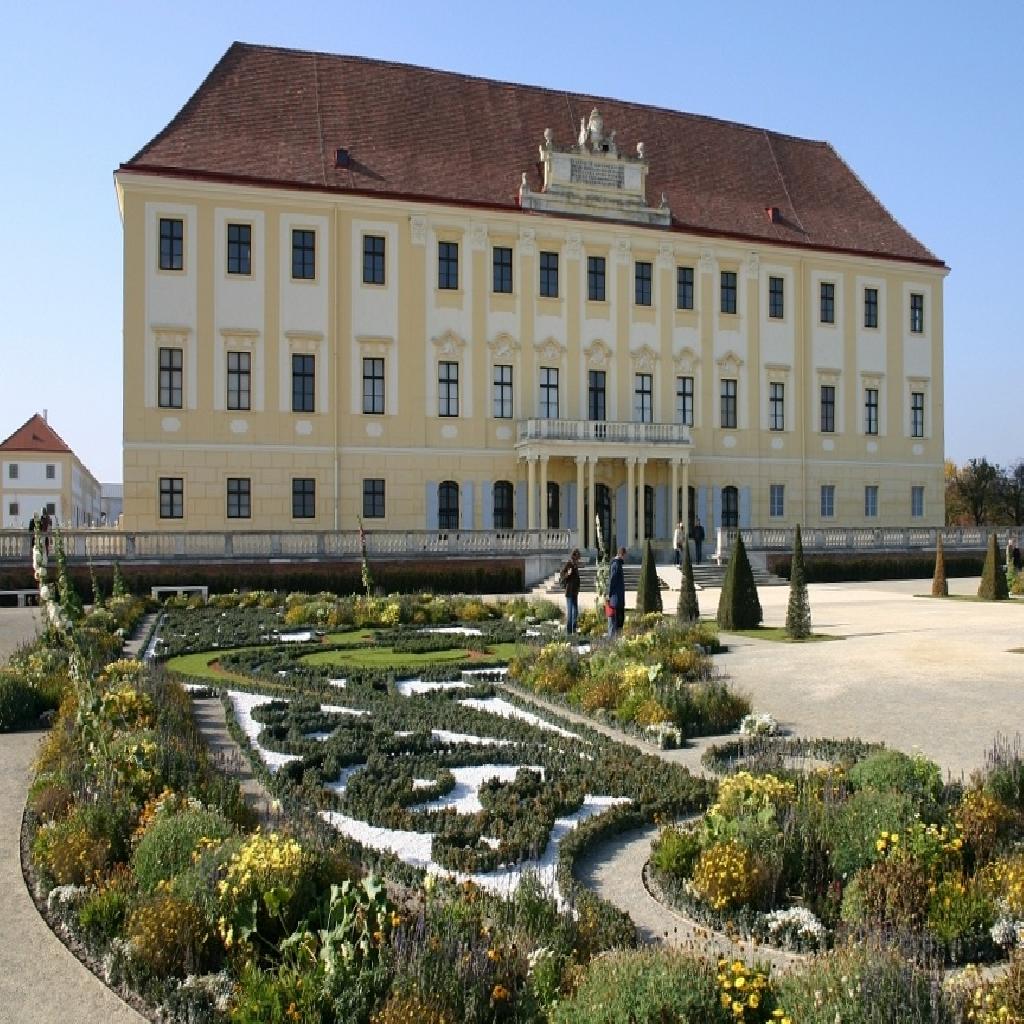 Schloss Hof in Engelhartstetten