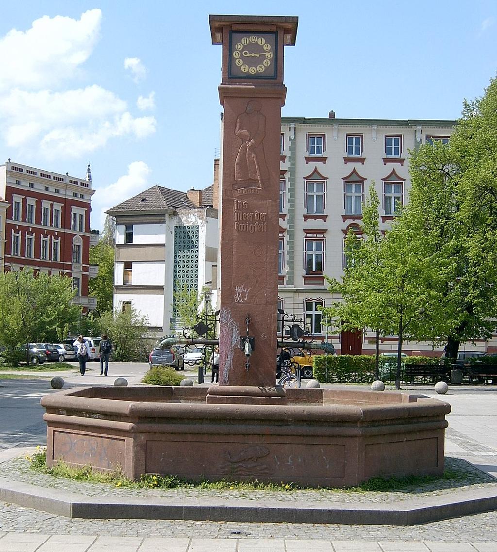 Uhren- und Jahreszeitenbrunnen in Frankfurt (Oder)