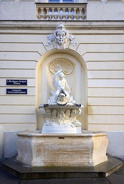 Wandzierbrunnen Knabe mit Delfin