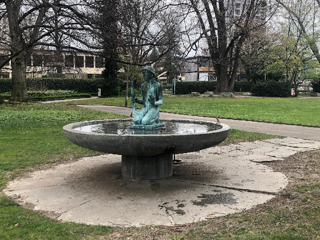 Zierbrunnen «Knabe mit Aal»