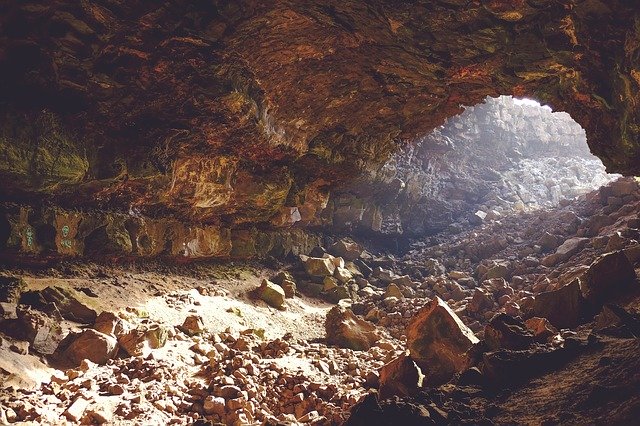 Rothesteinhöhle in Eschershausen