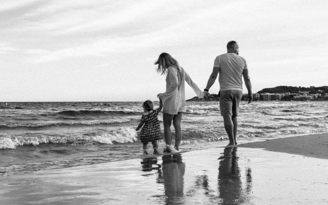 Familienurlaub günstig gestalten: Die besten Spartipps für Reisen mit Kindern